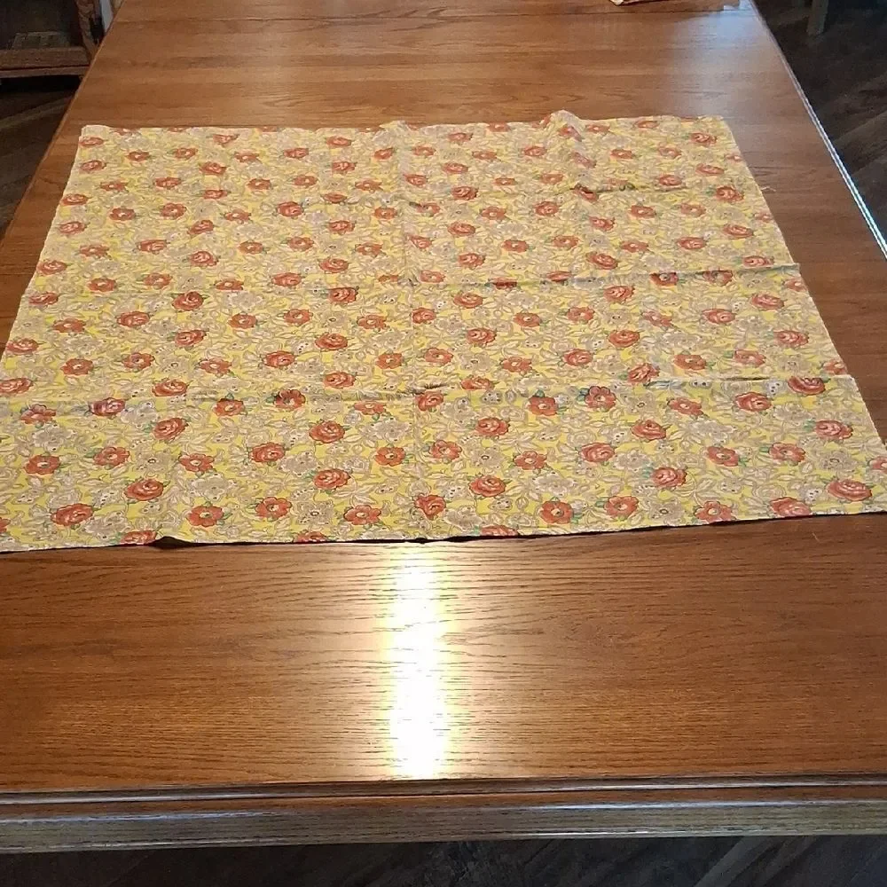 Vintage Tablecloth, Yellow With Lace Pattern & Roses‎